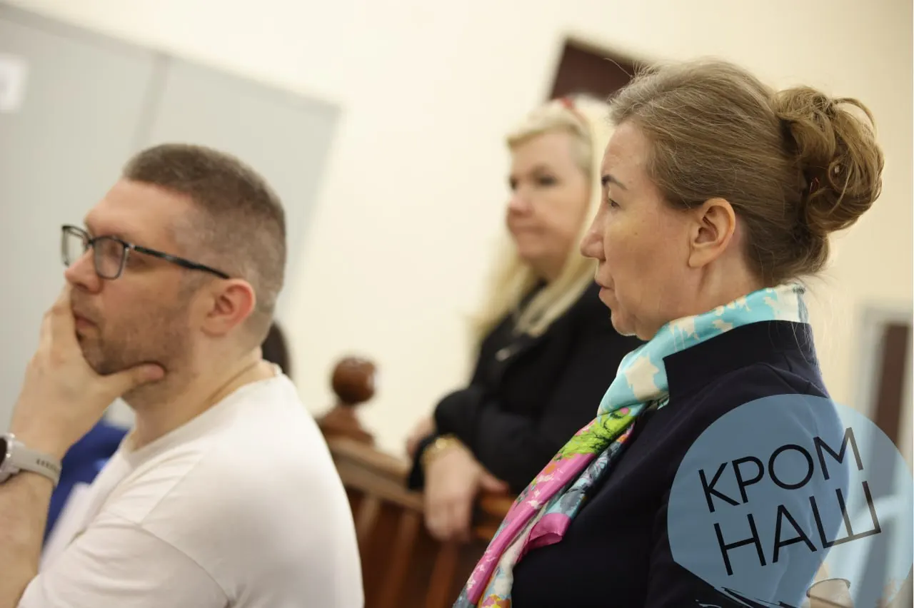На судебном ПК были установлены только Word и Excel, поэтому презентацию открыть не удалось. Ноутбук защиты не имел дисковода, и системный администратор принес внешний CD‑ROM — после этого заседание продолжилось.