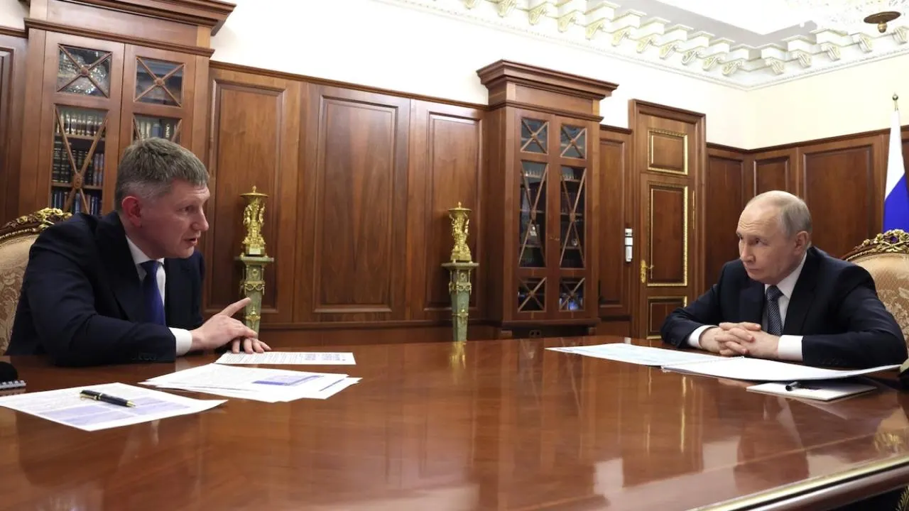 Министр экономического развития заявил президенту, что Россия опережает США по темпам роста несмотря на санкции; одновременно МВФ фиксирует отставание страны по ВВП на душу населения.