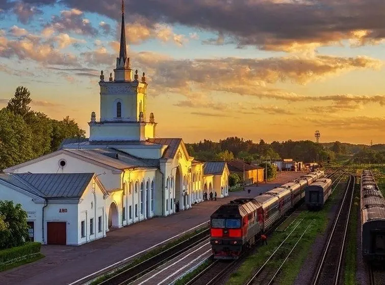 Псковский областной суд потребовал от железнодорожной компании немедленно устранить уязвимости на станции Дно: по оценке прокуроров, объект остаётся необеспеченным более десяти лет и подвержен риску терактов.