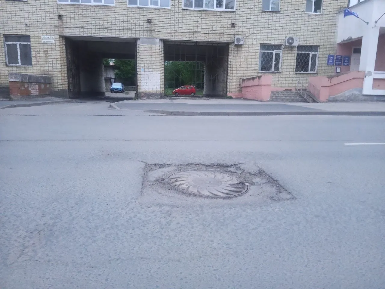 Депутат Псковской гордумы Татьяна Пасман обратилась в администрацию с просьбой обследовать и устранить дефекты люков на нескольких улицах — в мэрии сообщили о начале проверок и возможном включении работ в план на год.