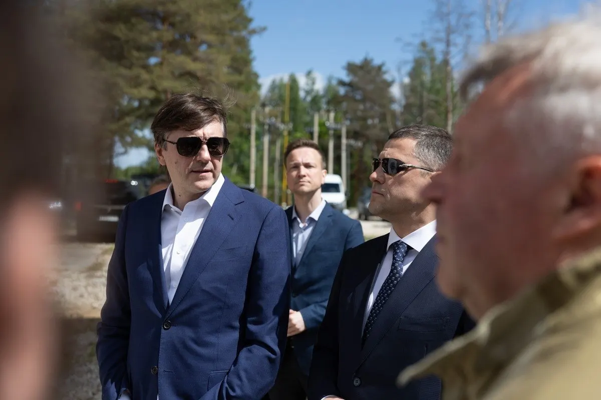 Сергей Кравцов отметил активное участие региона в программах капитального ремонта и строительстве новых школ, развитии детских центров и поддержке семей; 26 мая он посетил несколько образовательных объектов в Псковской области.