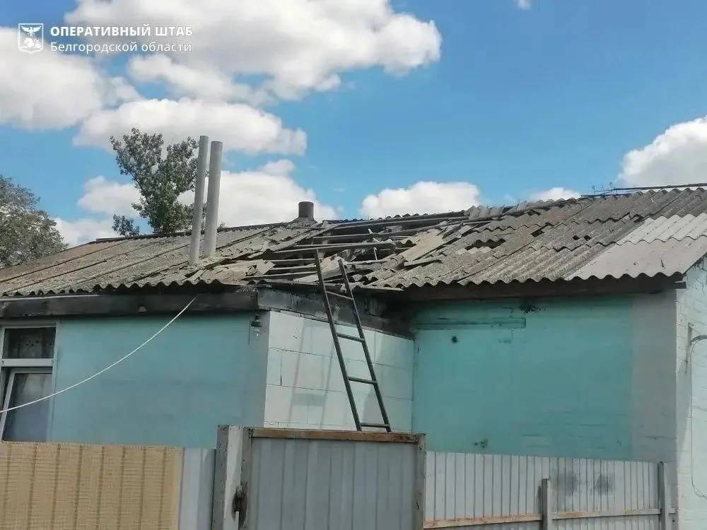 Атаки беспилотников затронули три региона: в отдельных населённых пунктах горят поезд и жилые дома, проводится эвакуация жителей. Официальные данные и причины инцидентов уточняются.