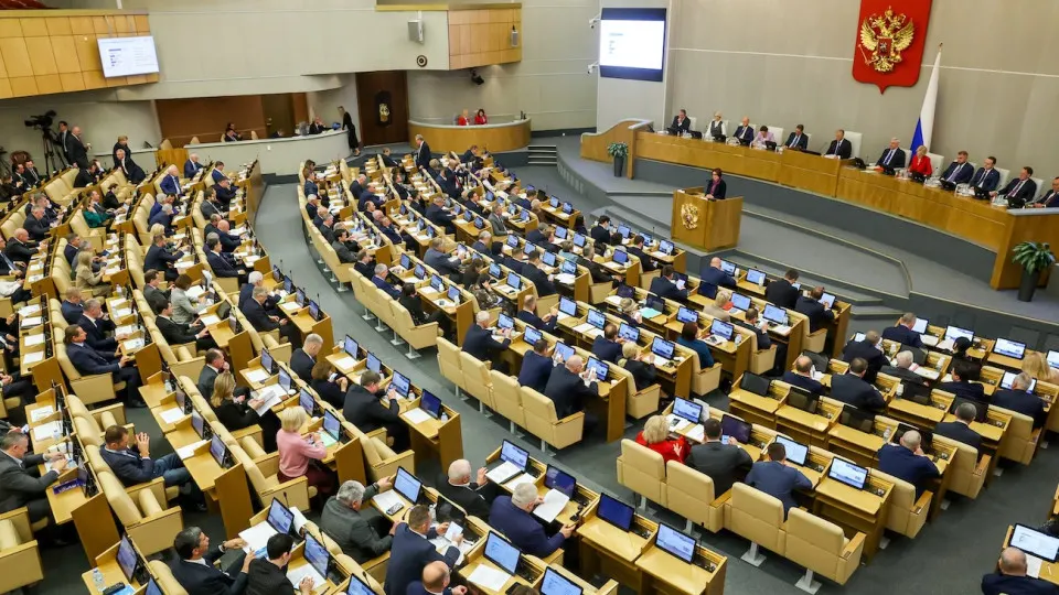 Госдума одобрила поправки, по которым для россиян, осужденных по политическим статьям и проживающих за границей, отменяется ограничение стоимости арестуемого имущества; дела будут вестись заочно, решения вступают в силу немедленно.