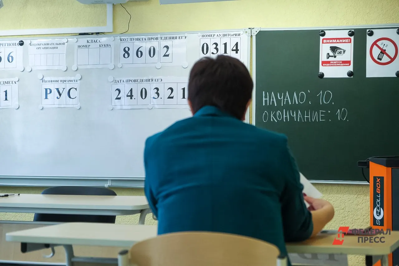 В регионе заявили о первом использовании подавителей сотовой связи на пунктах проведения ЕГЭ и ОГЭ; площадки оснащены оборудованием, системой видеонаблюдения и обеспечены медпомощью и взаимодействием с экстренными службами.