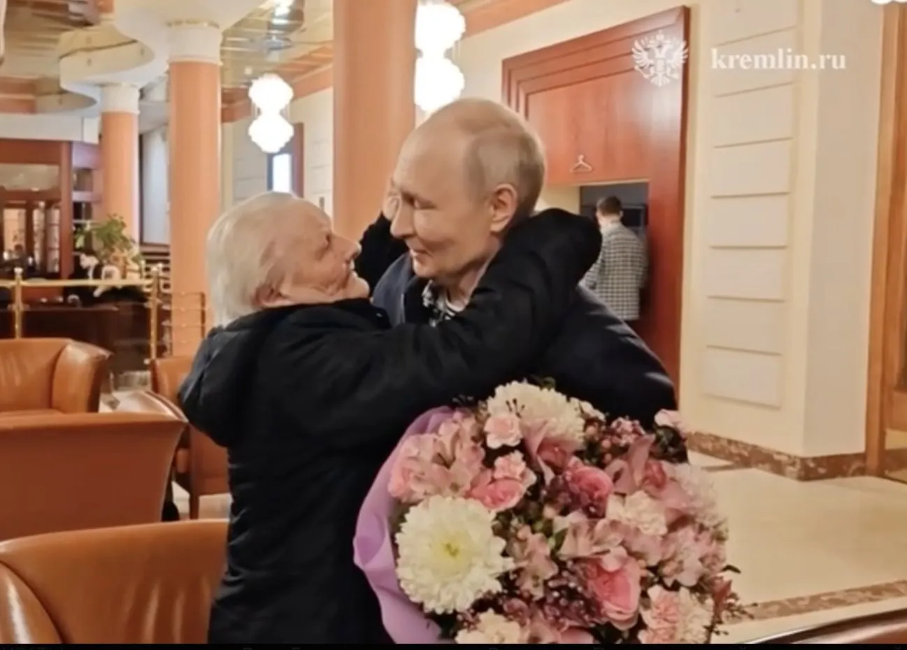 Президент России встретился со своей первой учительницей: объятия, поцелуи и слёзы — обе стороны не сдерживали эмоций.