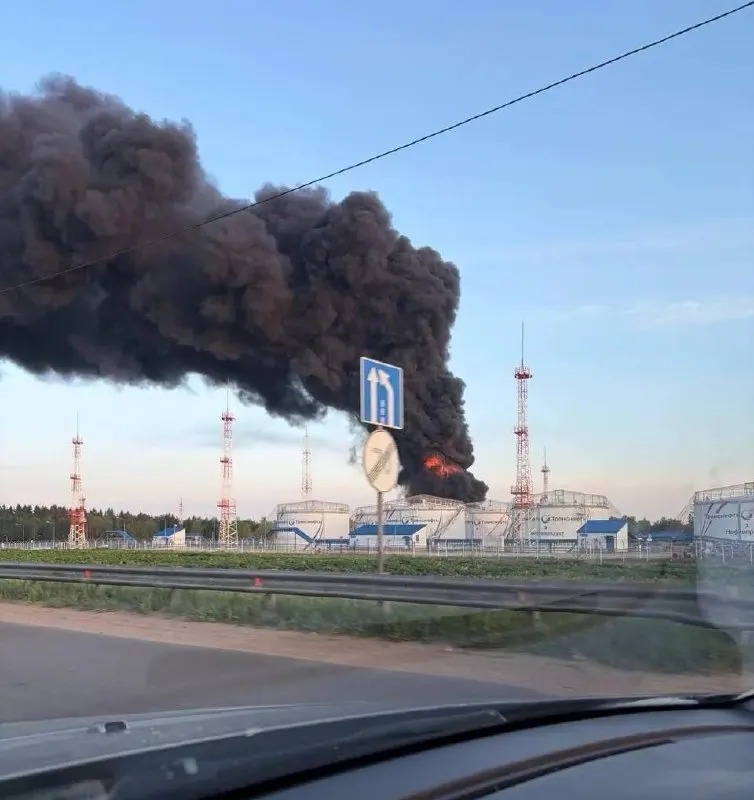Ночью и утром беспилотники поразили НПЗ в Капотне, нефтеналивную станцию и технопарк в Зеленограде. По меньшей мере три человека погибли, ещё двенадцать ранены; зафиксированы повреждения жилых домов и осложнения в работе аэропорта.