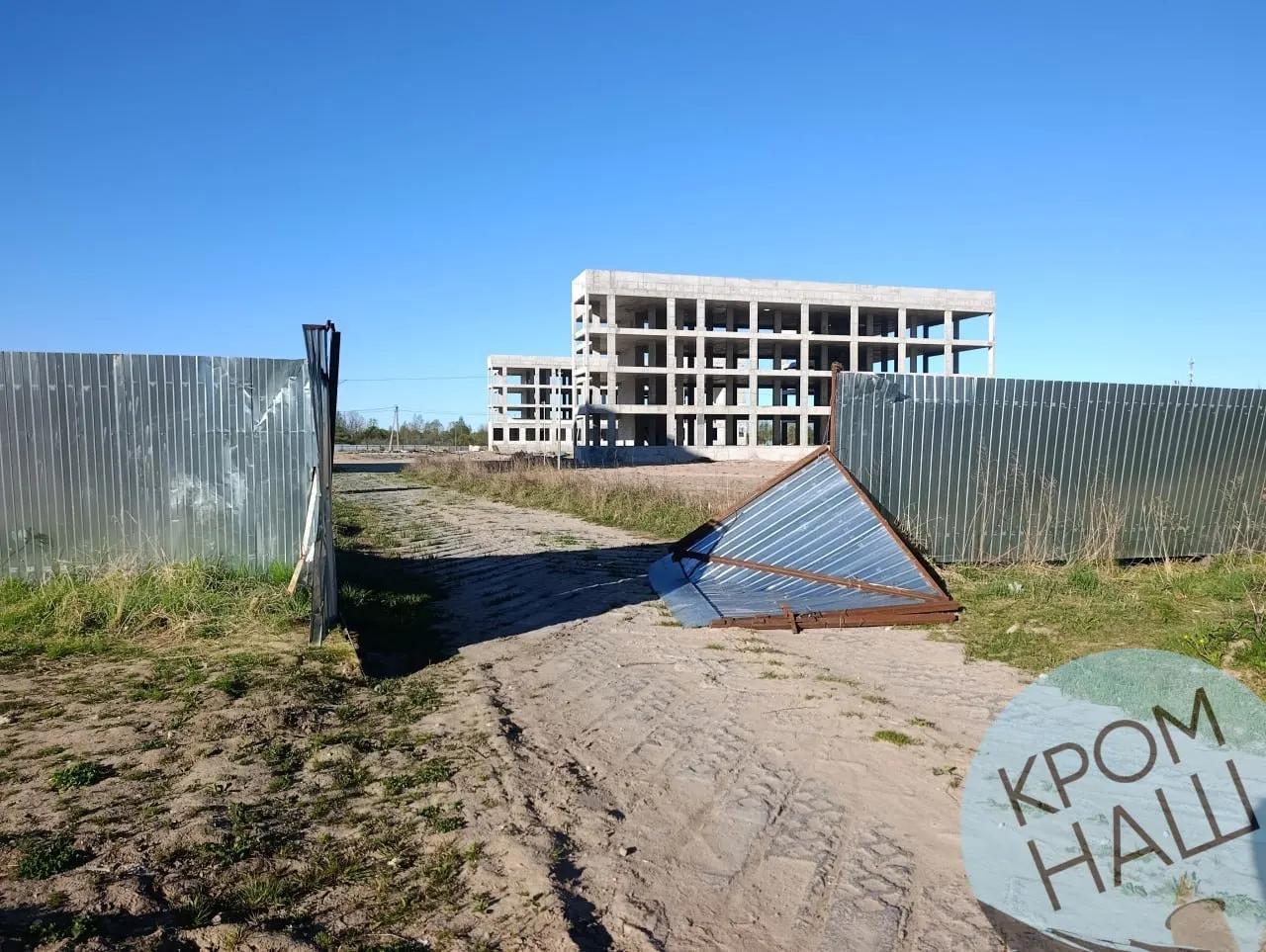 Стройка 1000‑местной школы в&nbsp;Пскове простаивает: на&nbsp;объекте оставлены документы и&nbsp;стройматериалы