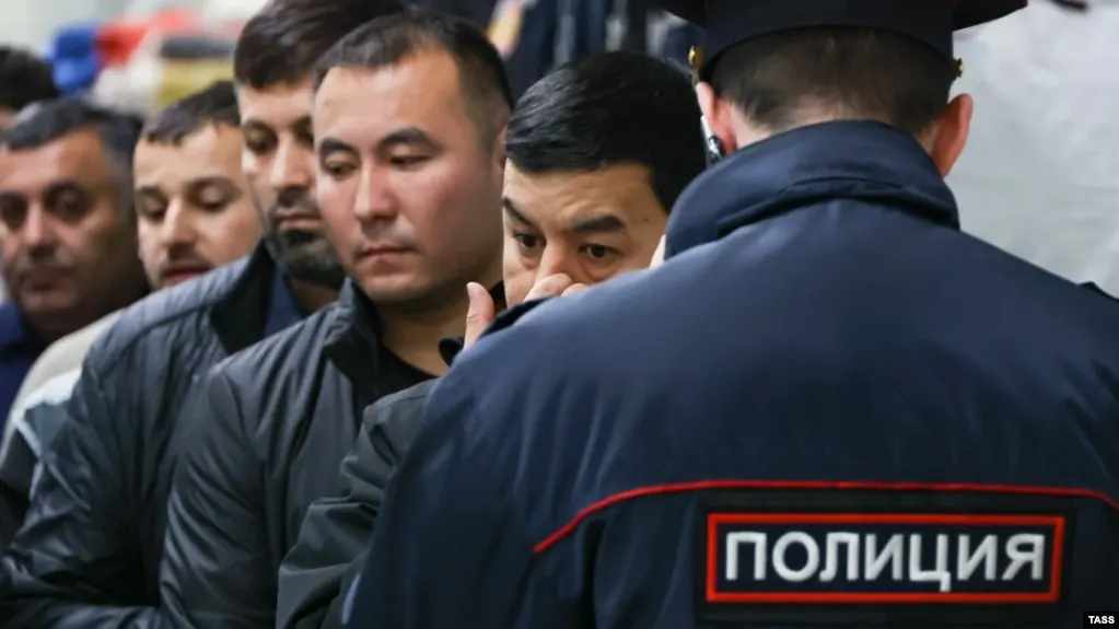 Законопроект расширяет перечень административных правонарушений, за которые иностранцы и лица без гражданства могут быть выдворены из России — до 58 статей, включая участие в несогласованных акциях, призывы к санкциям и пропаганду экстремистской символики.