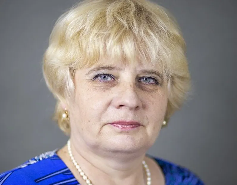 Суд установил, что на странице Федоровой в «ВКонтакте» обнаружили символику штабов Навального; ей назначен административный штраф в 1 000 рублей и запрет на участие в выборах.