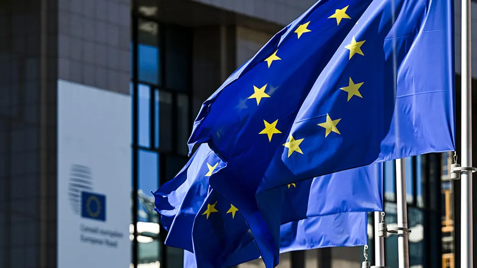 После смены руководства в Венгрии лидеры Евросоюза обсуждают идею увеличить срок продления санкций с полугода до года и подготовить «мини‑пакет» мер, в том числе против теневого флота и оборонной промышленности.