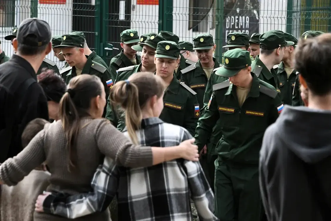 Инициативная группа женщин оспаривает федеральную норму, которая лишает права на выплаты тех, у кого не было общего несовершеннолетнего ребёнка с погибшим; первый иск уже направлен в Верховный суд РФ.
