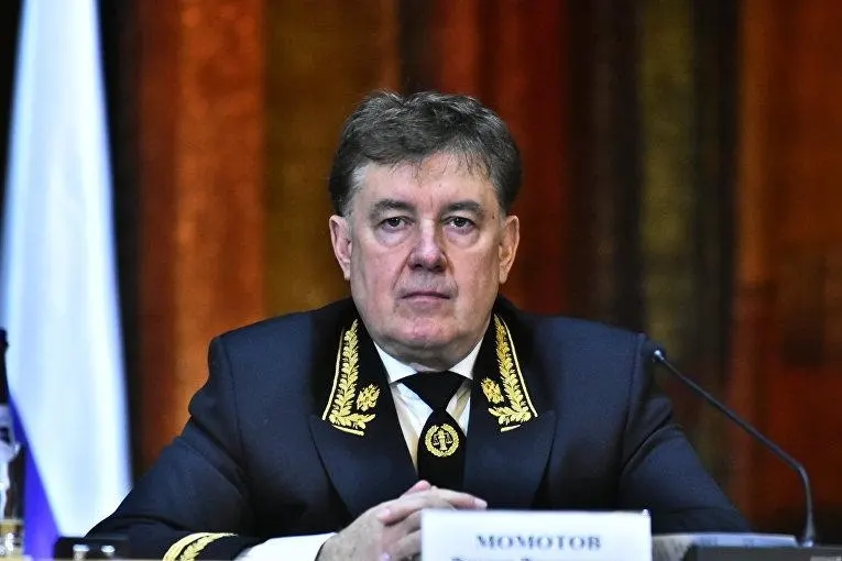 Высшая квалификационная коллегия судей лишила Виктора Момотова статуса судьи в отставке за нарушение антикоррупционного законодательства. Это лишает его неприкосновенности и открывает путь к уголовному преследованию.