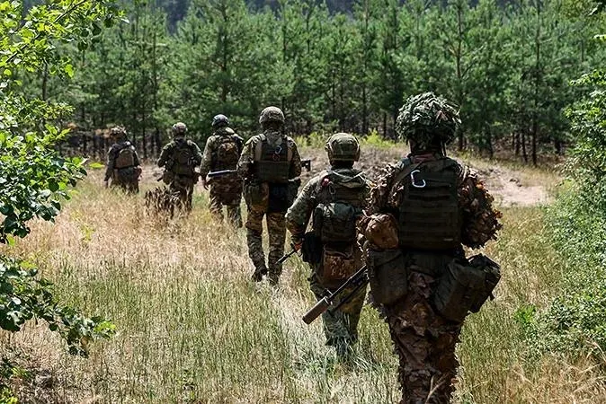 Минфин предупреждает о росте военных расходов: в «негативном сценарии» перерасход может достигнуть 4 трлн рублей, а бюджет уже испытывает серьёзное давление.