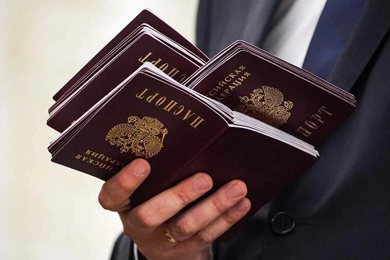 Депутаты предлагают внести поправки, позволяющие выдавать РВП, ВНЖ и гражданство иностранцам с непогашенной судимостью, если их осудили за поддержку политики России или СВО в других странах; законопроект уже прошёл первое чтение.