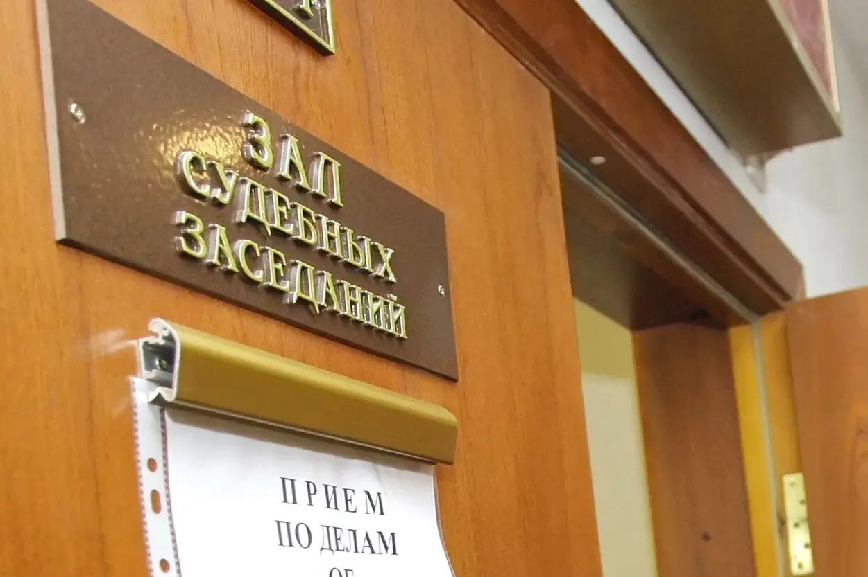 По данным судебных ведомств, в прошлом году в России по статье о госизмене было вынесено 219 приговоров. Многие осуждённые получили сроки от 10 до 15 лет; независимые подсчёты фиксируют резкий рост таких дел за последние годы.