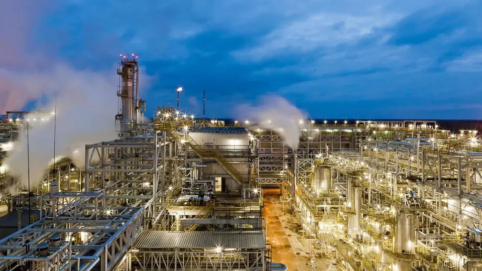 После удара беспилотников нефтеперерабатывающий завод в Ленинградской области остановил переработку и приостановил отгрузки. Повреждены ключевые технологические объекты, ремонт может занять длительное время; аналогичные остановки произошли и на других НПЗ по стране.