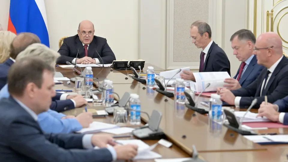 Власти обязуют крупнейшие нефтекомпании согласовывать объемы производства, отгрузки, экспорт и цены, чтобы предотвратить дефицит на внутреннем рынке после серии атак беспилотников.