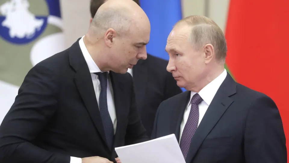 Минэкономразвития резко снизило прогноз роста ВВП до 0,4%, что сокращает «запас» для расходной части бюджета и ставит власти перед выбором — сокращать траты или искать дополнительные доходы, включая налоговые меры.