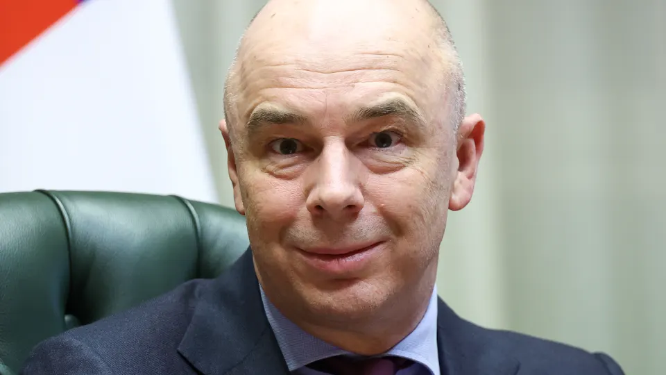 Ведомство рассматривает изменение расходов текущего года: при сохранении приоритетов по обороне и социальным обязательствам Минфин оценивает необходимость сдержанности в других статьях бюджета из‑за снижения прогноза роста и сокращения доходов.