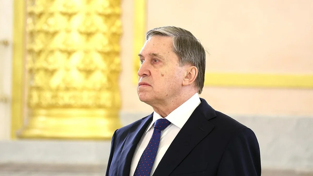 Помощник российского лидера заявил, что прекращение боевых действий невозможно без вывода украинских войск из Донбасса; переговоры возможны лишь при достижении окончательных договорённостей о мире.