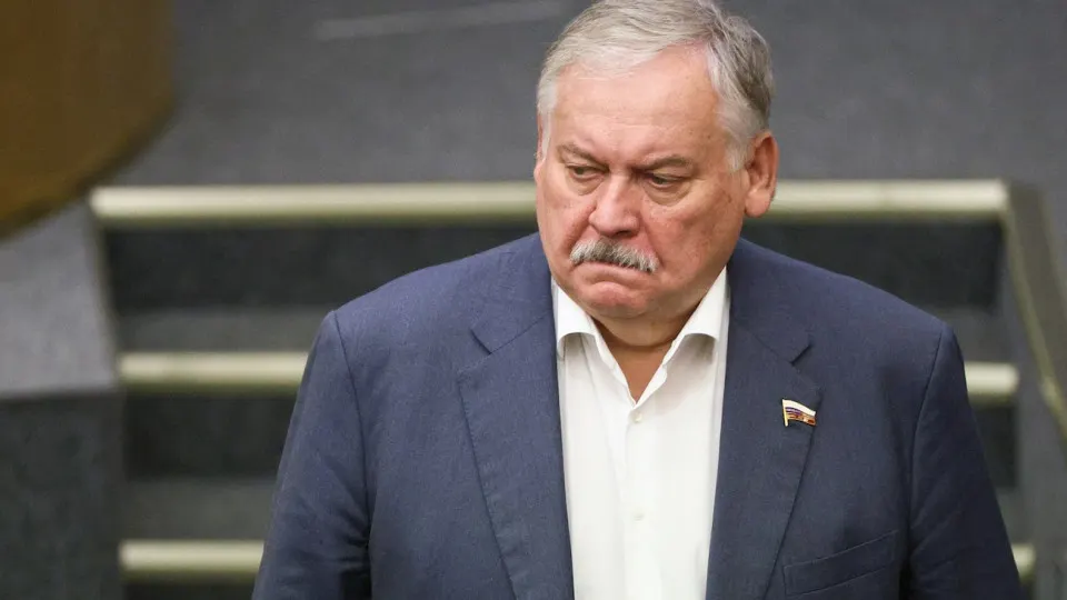 Первый зампред комитета Госдумы Константин Затулин обвинил Латвию и Эстонию в нарушении обещаний при распаде СССР и в усилении русофобии; на фоне этих заявлений в Госдуме обсуждают закон о допуске применения войск за рубежом для защиты россиян.