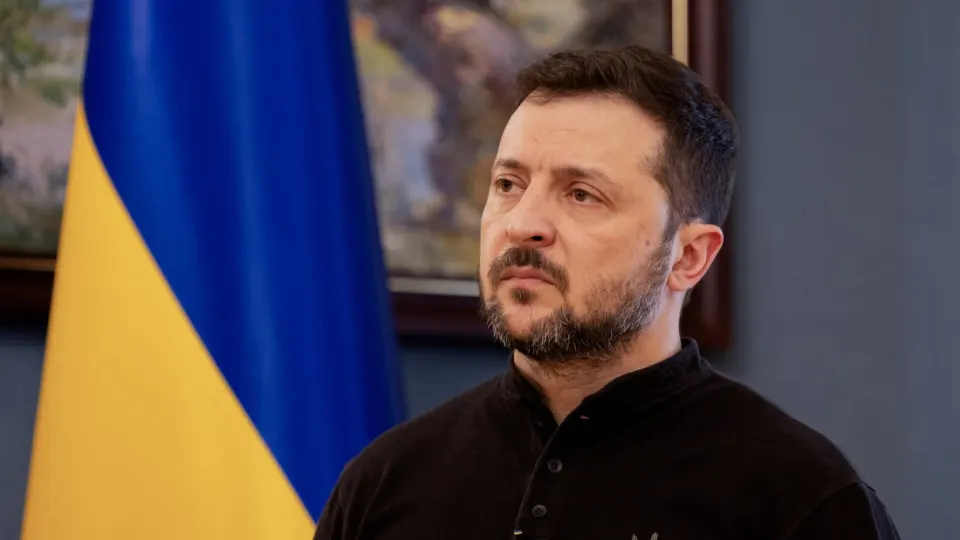 Президент Украины заявил о режиме тишины для вооружённых сил с 00:00 в ночь с 5 на 6 мая и призвал российские власти предпринять реальные шаги к завершению войны; ранее Россия объявляла о прекращении огня на дни празднования и предупреждала об ударах по Киеву в случае срыва.