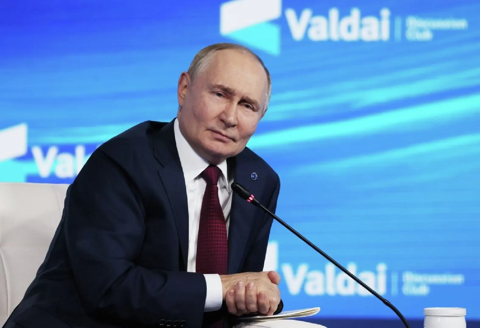 Международный уголовный суд постановил, что государства, ратифицировавшие Римский статут, при приглашении Владимира Путина на переговоры обязаны выполнить ордер на арест. Исключение — переговоры, организованные под эгидой ООН или при соответствующей резолюции Совбеза.