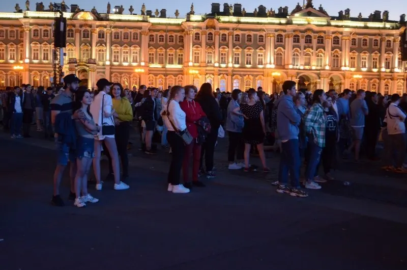 В ночь с 27 на 28 июня в Санкт-Петербурге пройдёт «Алые паруса — 2026», где соберутся около 66 тысяч выпускников. Одновременно государство утвердило 300 приоритетных образовательных программ и расширило число бюджетных мест. В Смоленске 26–28 июня пройдёт День молодёжи.