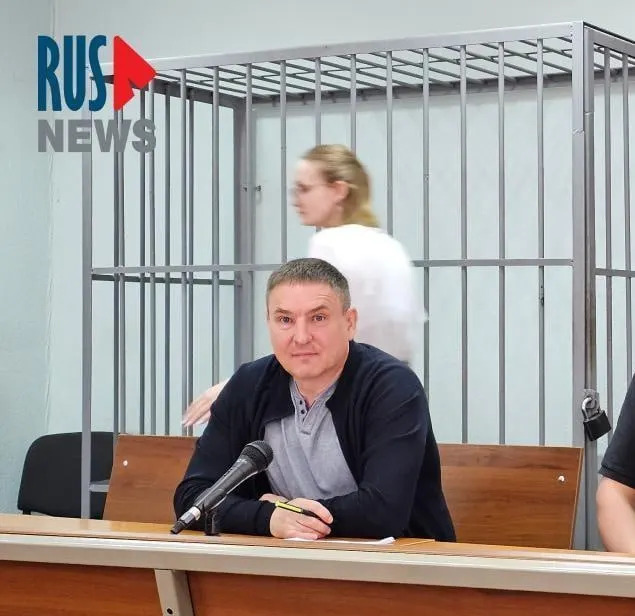 Суд отклонил иск правозащитника: в карцере заключённым дают бумагу и ручку ограниченно — полтора часа в день, чего часто недостаточно для подготовки к защите; ранее истцу предъявляли обвинения и направляли в психбольницу и карцер.