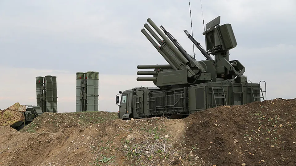 Российские военные используют новую систему радиоэлектронной борьбы, способную заглушать сигнал Starlink на значительной площади. Комплекс серийно поставляется армии, его конструкция и методы работы облегчают временное блокирование спутниковой связи.