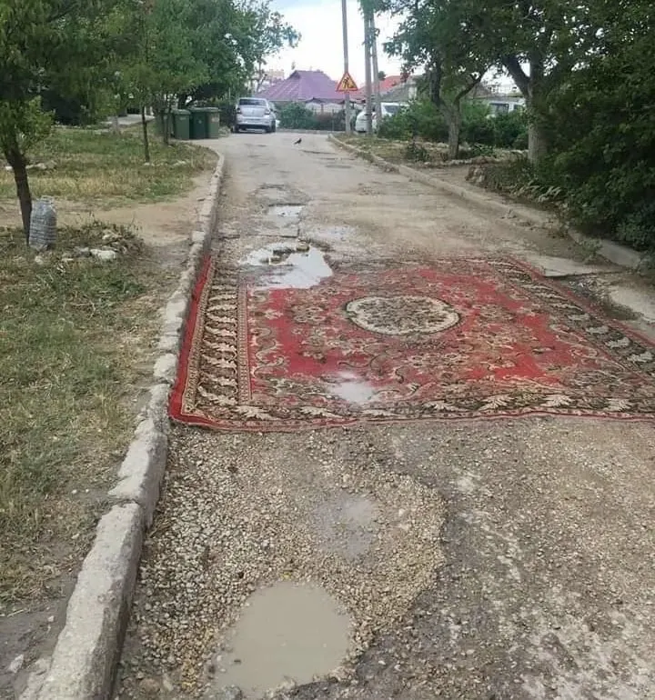 В Госдуму внесён законопроект, который позволит жителям без согласования восстанавливать асфальтовое покрытие во дворах и на местных дорогах. Правительство проект не поддержало, заявив, что такими работами должны заниматься специалисты.