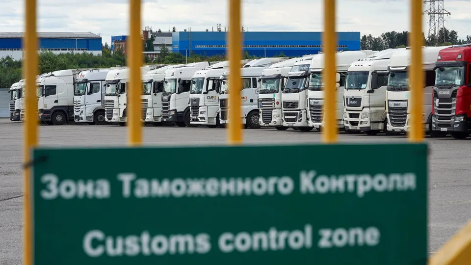 Правительство ввело переходный период, отменив обязательный обеспечительный платеж в размере НДС и акцизов по СПОТ; упрощённый порядок ввоза из стран ЕАЭС продлён до 31 августа, для поставок через Беларусь — до 1 октября.