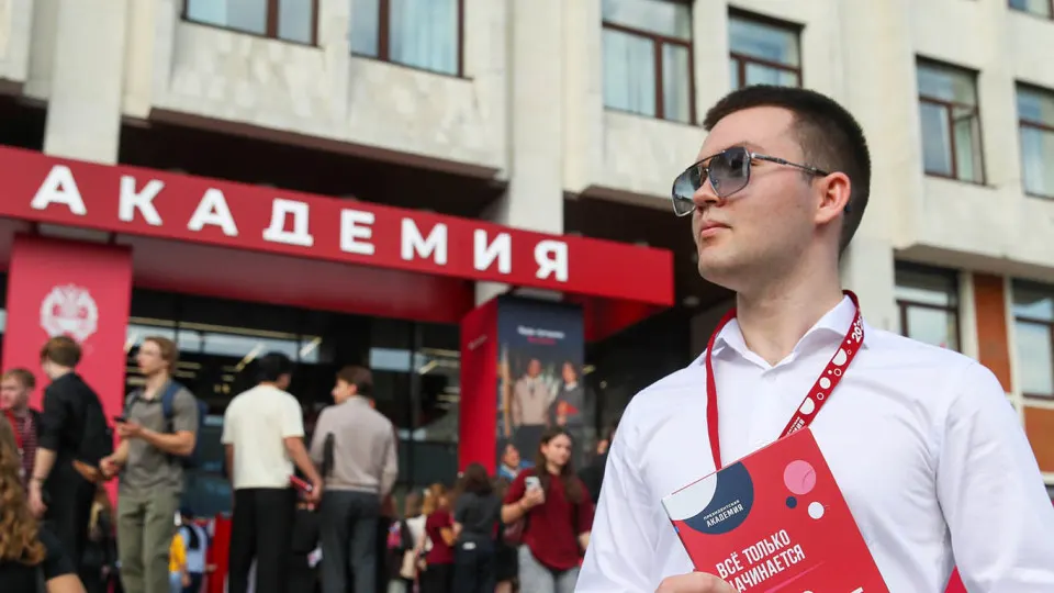 Московский филиал РАНХиГС разослал студентам и сотрудникам предложение вступить в отряд «БАРС‑Москва» для защиты неба. Предлагают год службы, выплаты и обучение; аналогичные наборы проходят в ряде вузов по стране.