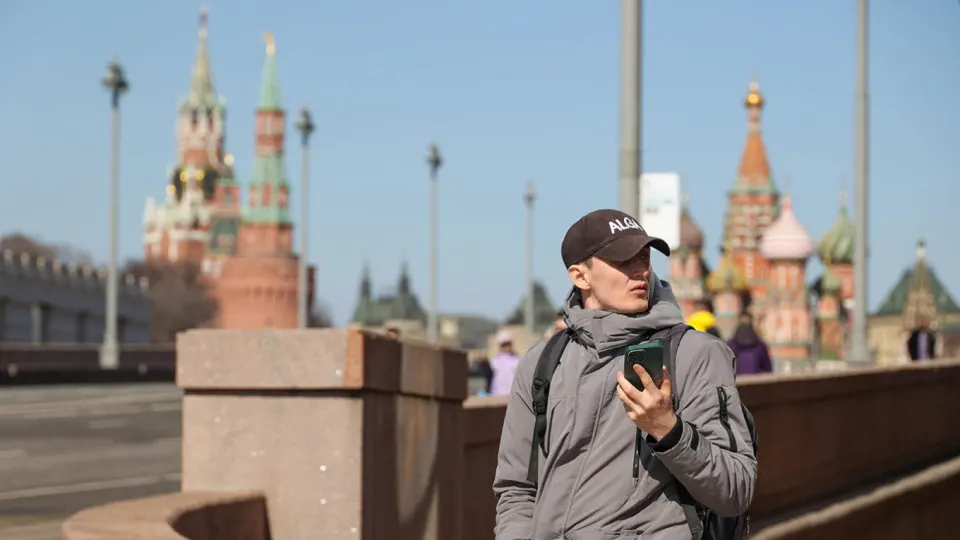 Правительство подготовило проект постановления о создании единой информационной системы IMEI: операторы будут вносить идентификаторы устройств и блокировать SIM‑карты телефонов из списка запрещённых; действие документа планируют с 1 марта 2027 года.