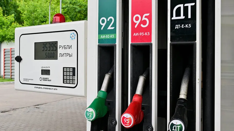 Вице‑премьер заявил о стабильности рынка, однако после ударов по нефтяным объектам в нескольких регионах появились ограничения на продажу топлива; правительство и регуляторы отслеживают ситуацию.