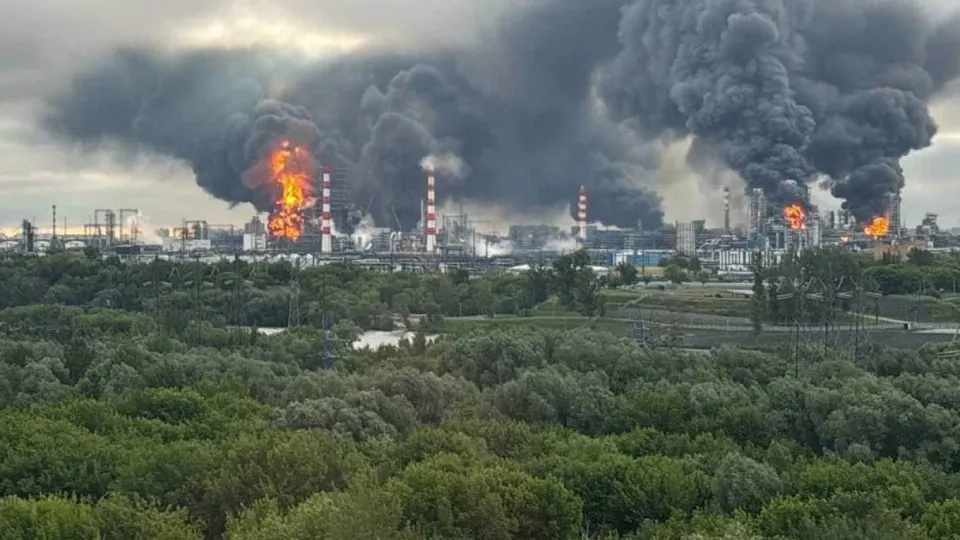 По словам осведомлённых источников, западные партнёры передают Киеву разведданные для атак по российской нефтяной инфраструктуре и военным целям; это привело к снижению переработки нефти и локальным ограничениям на продажу топлива.