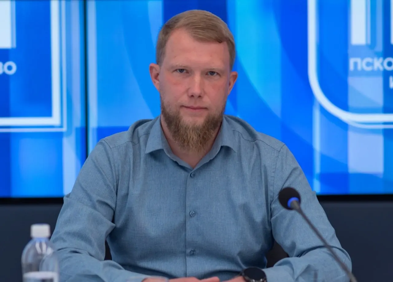 Следствие считает, что он вынес блокноты подозреваемой, из‑за чего исследование доказательств стало невозможным; ему грозит до четырёх лет лишения свободы.