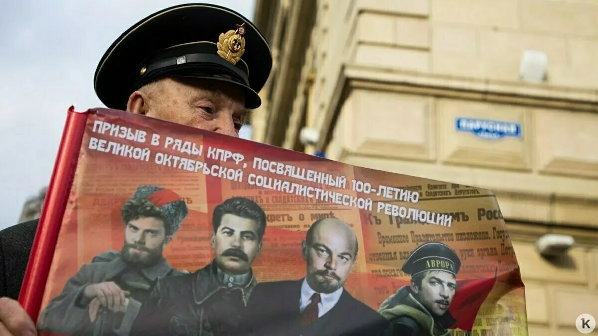 Норма 2026 года запрещает в агитации образы умерших (включая вымышленных персонажей) и синтезированные голоса; материалы, связанные с «иностранными агентами», обязаны сопровождаться пометкой.