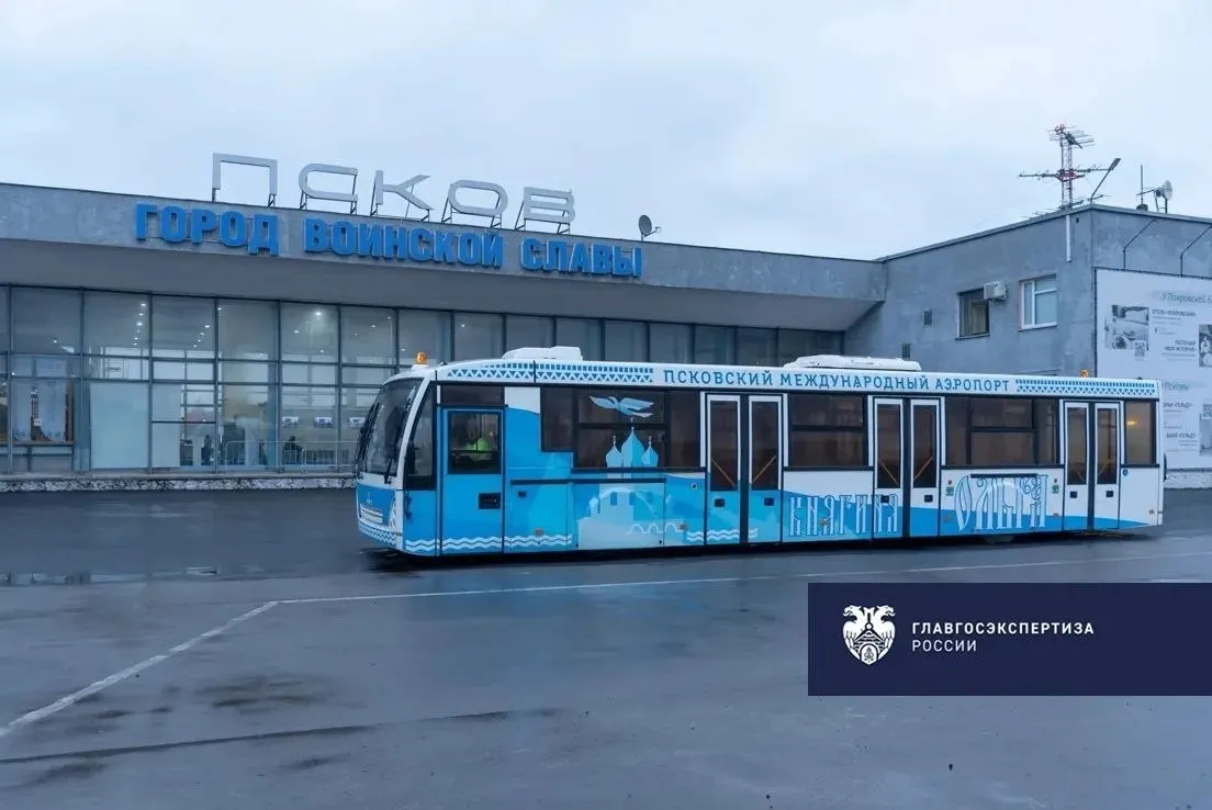 Проект включает реконструкцию перрона и рулёжной дорожки, устройство площадки для противообледенительной обработки и обновление инженерных коммуникаций. После работ аэропорт сможет принимать современные ближне- и среднемагистральные самолёты.