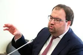 Минцифры намерено в ближайшее время внедрить механизмы возрастной идентификации на онлайн‑платформах; ведомство изучает зарубежный опыт, в том числе практики платформ вроде Roblox.