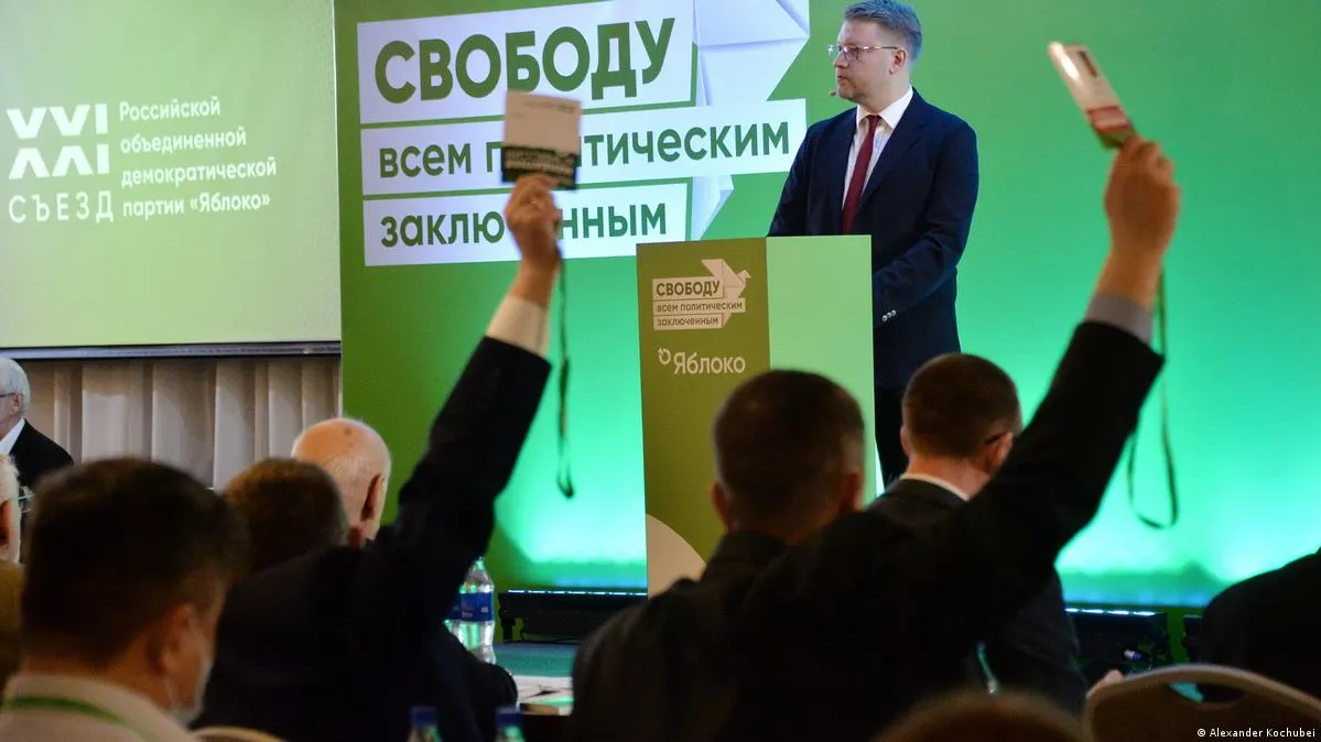 Руководство партии заявляет, что большой кадровый резерв позволит компенсировать снятие кандидатов; против лидеров и активистов применяют штрафы и обвинения, которые лишают права участвовать в выборах.