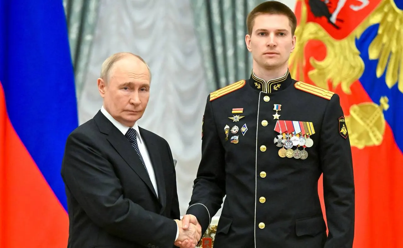 Президент Владимир Путин лично вручил в Кремле медаль «Золотая Звезда» подполковнику Ивану Берестовскому за мужество в ходе специальной военной операции.