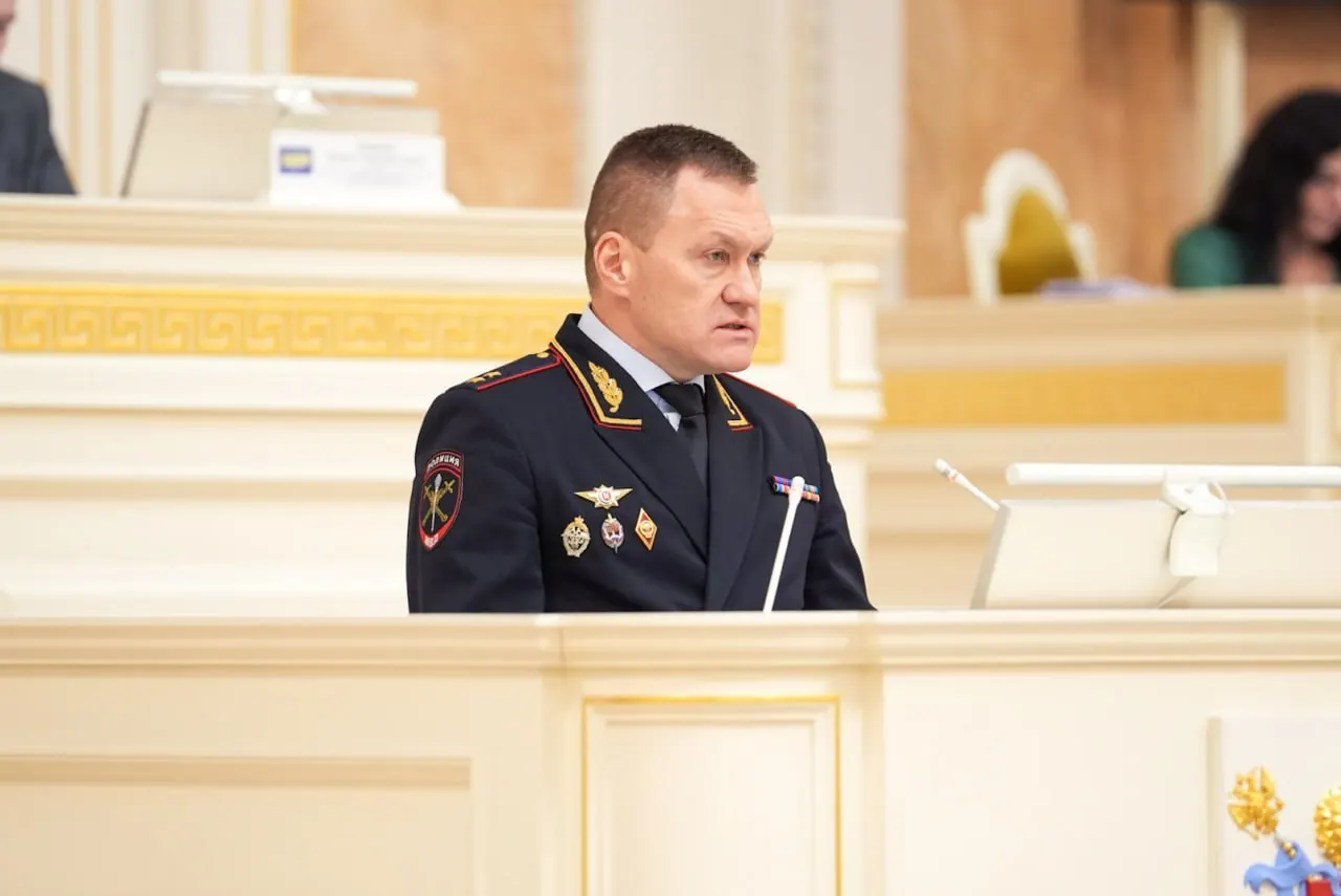 Евросоюз расширил санкции: в список включили руководителя петербургского ГУ МВД Романа Плугина — обвиняют в ответственности за аресты скорбевших по Навальному и задержаниях уличных музыкантов.