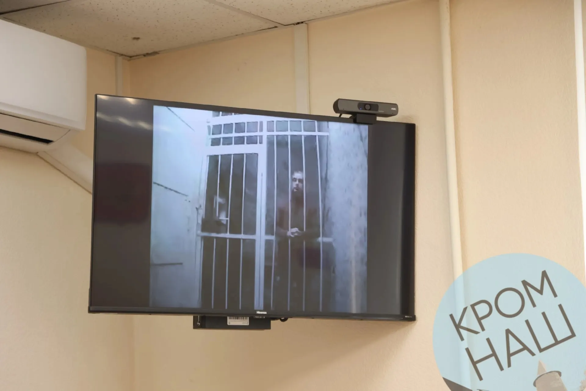 В Псковском городском суде стартовало первое заседание по объединённому уголовному делу в отношении Льва Шлосберга. Политик участвует по видеосвязи из СИЗО, где находится с 5 декабря 2025 года; съёмку некоторых участников заседания запретили.