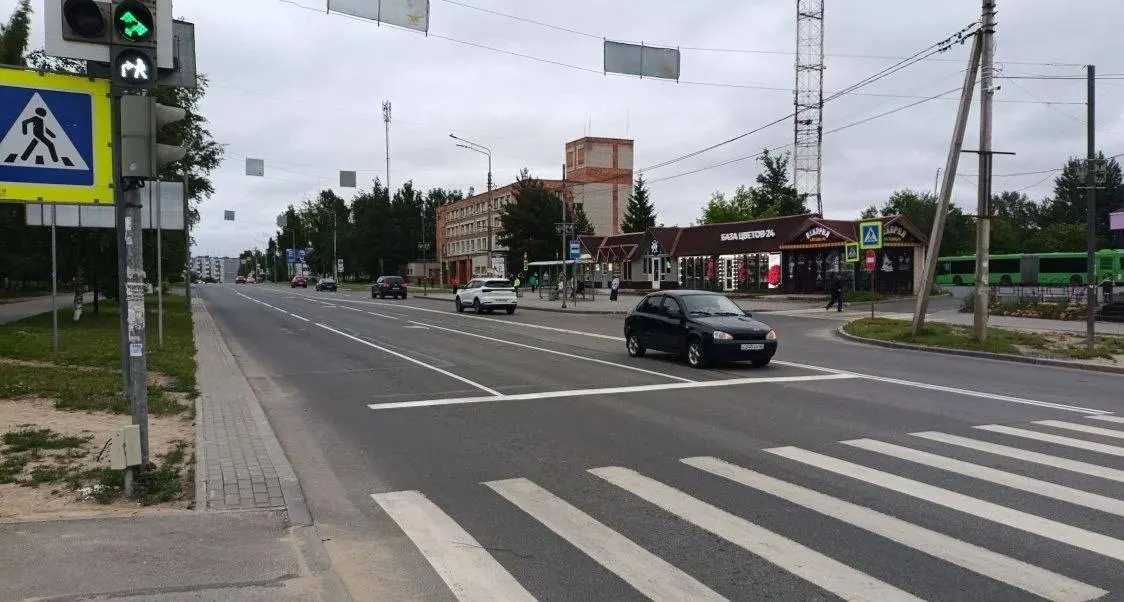 На улице Коммунальной и на круговом перекрёстке Балтийской с Завеличенской внесли изменения в разметку и распределение полос — это должно повысить пропускную способность дорог, особенно в часы пик.