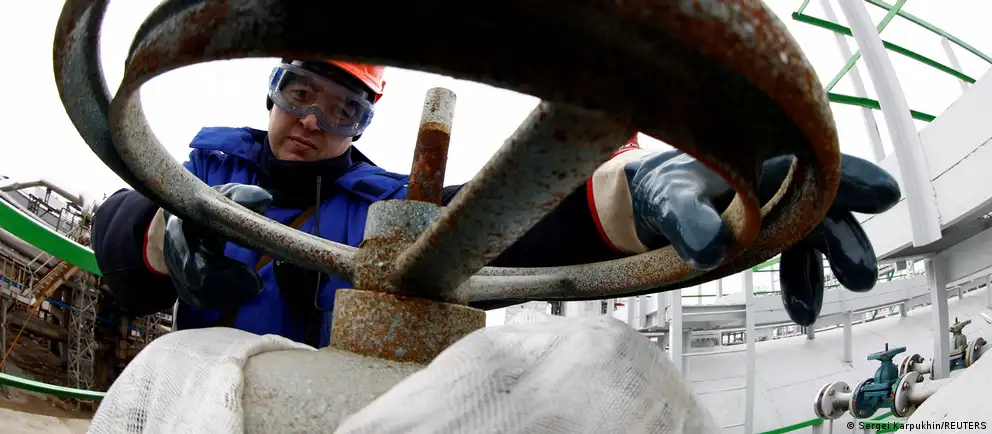 Утром 25 июня дроны нанесли удары по Уфимскому нефтеперерабатывающему комплексу: повреждены по крайней мере два завода, над промзоной поднимались столбы дыма; идут проверки и локализация пожаров.