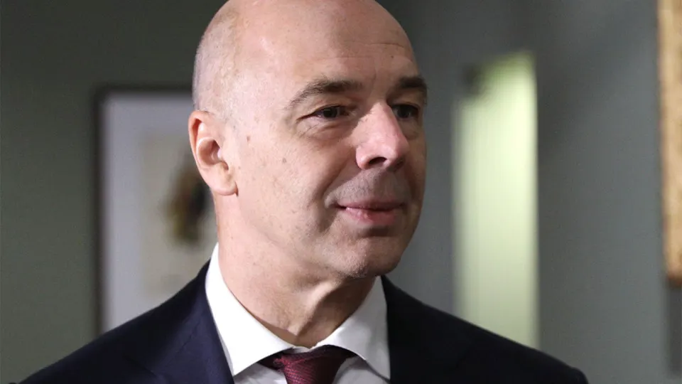 Минфин заявил, что отдельного фонда не планируется: предприятия ТЭК должны самостоятельно обеспечивать защиту, расходы можно включать в себестоимость. Между тем атаки на НПЗ участились, переработка и предложение топлива падают, введён запрет на экспорт бензина и ограничения на авиатопливо.