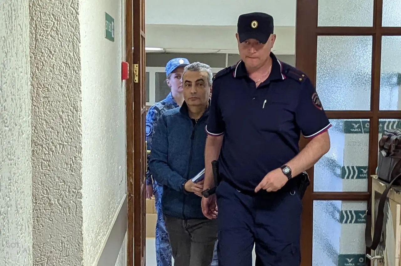 Псковский городской суд отверг просьбу защиты прекратить дело и отложил заседание на 10:00 2 июля. Защита настаивала на предварительном слушании и указывала на нарушения экспертиз.