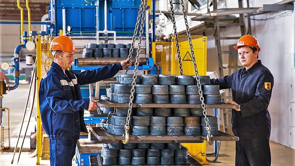 Лефортовский районный суд Москвы наложил арест на активы Европейской подшипниковой корпорации (ЕПК) по иску Генпрокуратуры; в деле фигурируют экс‑депутат, его родственник и несколько предпринимателей.