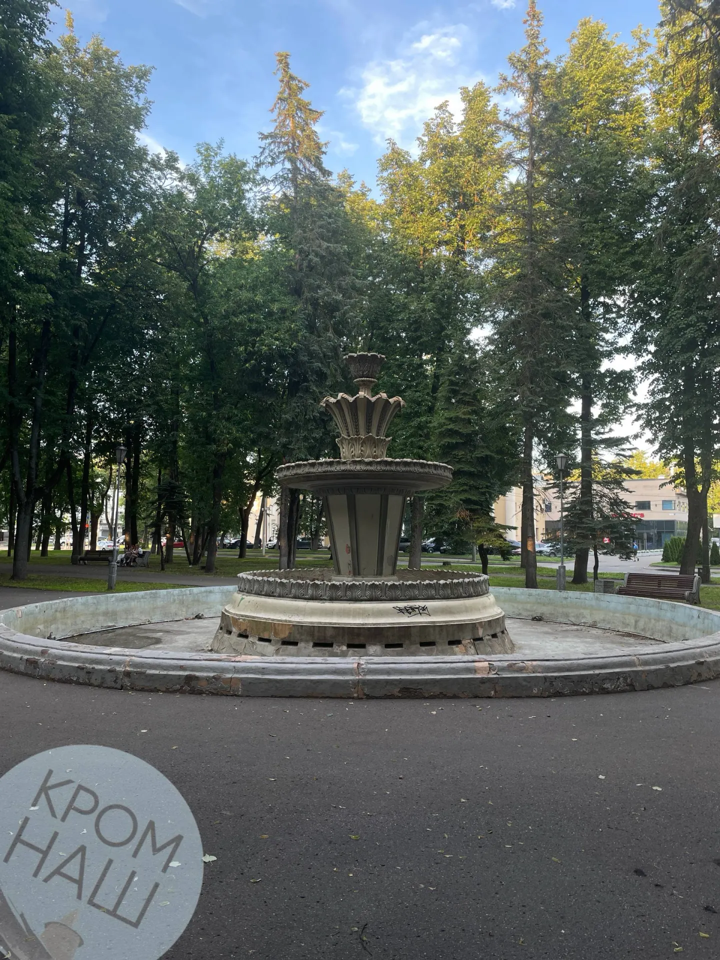 Фонтан в центре Пскова остаётся отключённым: горожане недовольны, а в госзакупках найден только контракт на проектно‑сметную документацию.